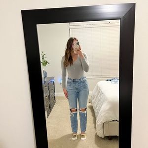 AE Strigid Ripped Mom Jean